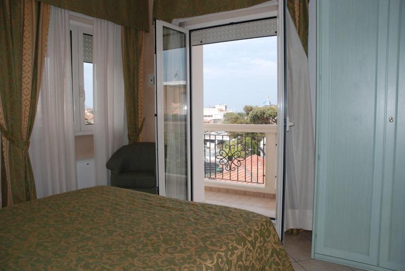 Hotel Residence Veliero Riccione Exterior photo
